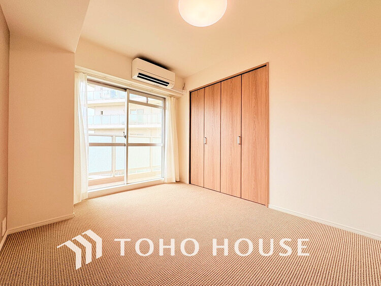 内装 採光もある洋室は、くつろぎのひと時を過ごすのにぴったり