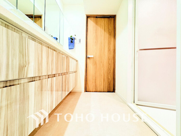 洗面 白を基調とした清潔感のある洗面室で朝の身支度を