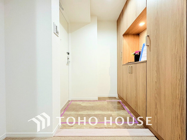 玄関 落ち着いた雰囲気の玄関、家族の帰りを暖かく迎えてくれます