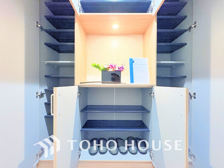 玄関 天井まである玄関収納はご家族分の履物も余裕で収納可能