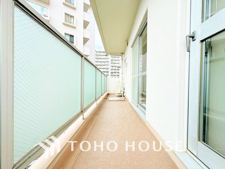 バルコニー 日当たりの良いバルコニーで晴れの日の洗濯物も楽しみになりますね