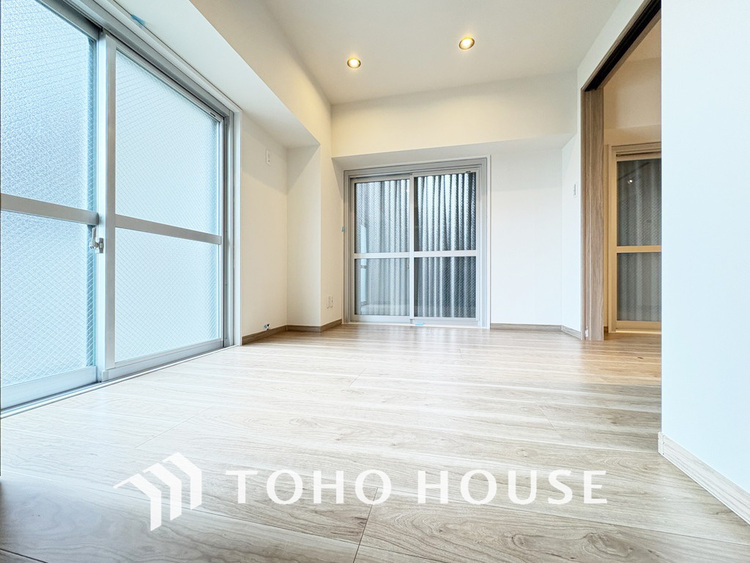 内装 採光もある洋室は、くつろぎのひと時を過ごすのにぴったり