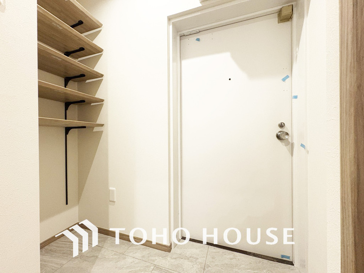 玄関 飾り過ぎないシンプルな内装の玄関