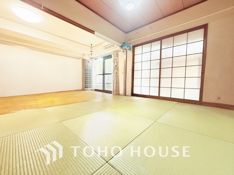 内装 リビング横のお部屋はお食事後や入浴後のくつろぐ空間に(現地には家具があります)