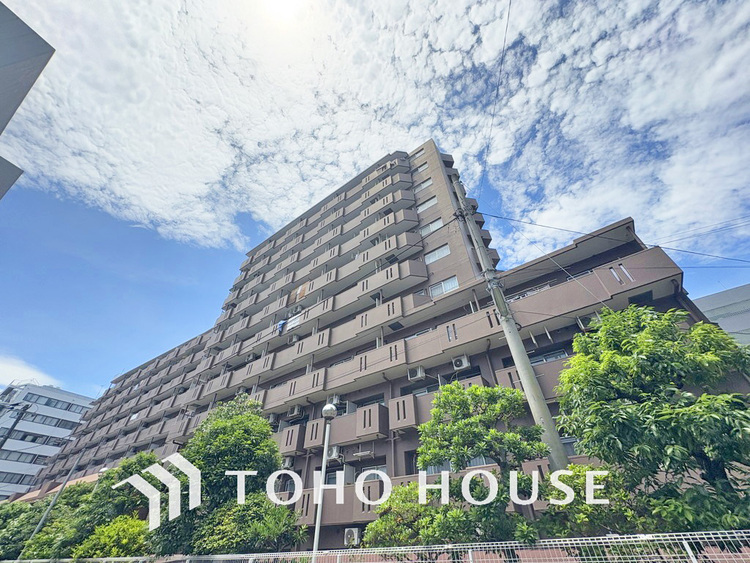 外観 〜複数路線利用可能な「横浜」駅より徒歩10分〜10階部分南東向きにつき陽当り良好〜家具・エアコン付きのお部屋〜