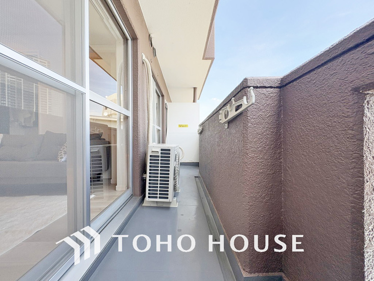 バルコニー 日当たりの良いバルコニーで晴れの日の洗濯物も楽しみになりますね