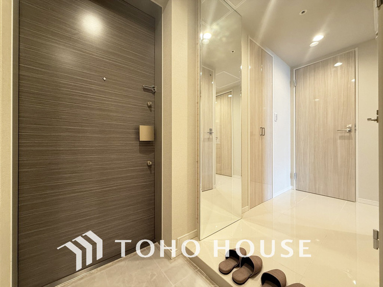 玄関 落ち着いた雰囲気の玄関、家族の帰りを暖かく迎えてくれます