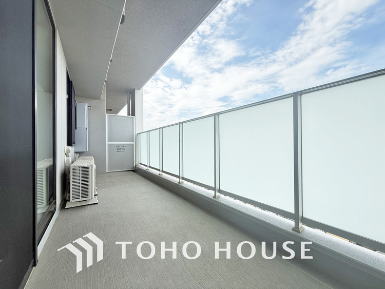 バルコニー 日当たりの良いバルコニーで晴れの日の洗濯物も楽しみになりますね