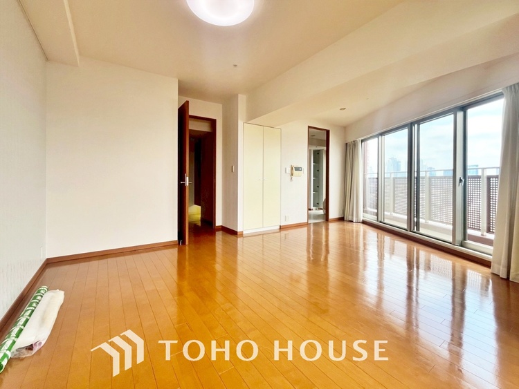 内装 現在改装中◆陽光◆が差し込む。この開放的なLDKに家族の笑顔が集う。家族が一緒に過ごす空間は明るく、そして居心地よく。