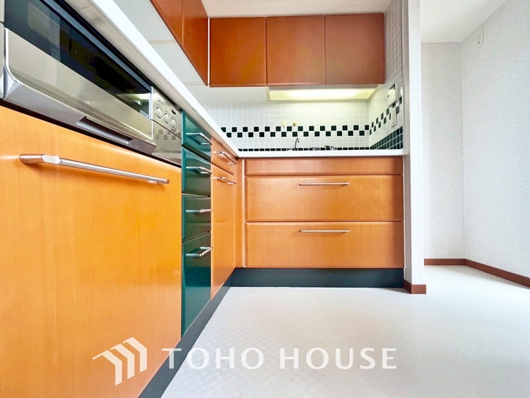 キッチン 現在改装中◆ワクワク◆開放的で機能性も高いシステムキッチン。お子様は毎日のご飯にワクワク！