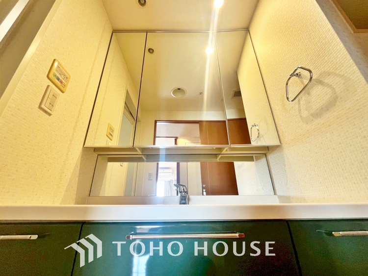 洗面 現在改装中◆快適◆煌びやかな暮らしの中にも忘れたくない快適さ。大きな収納が助けてくれます。