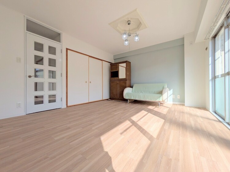 居間 忙しく過ぎゆく日常を置き去るほど、ゆったりした時間が流れるリビング。