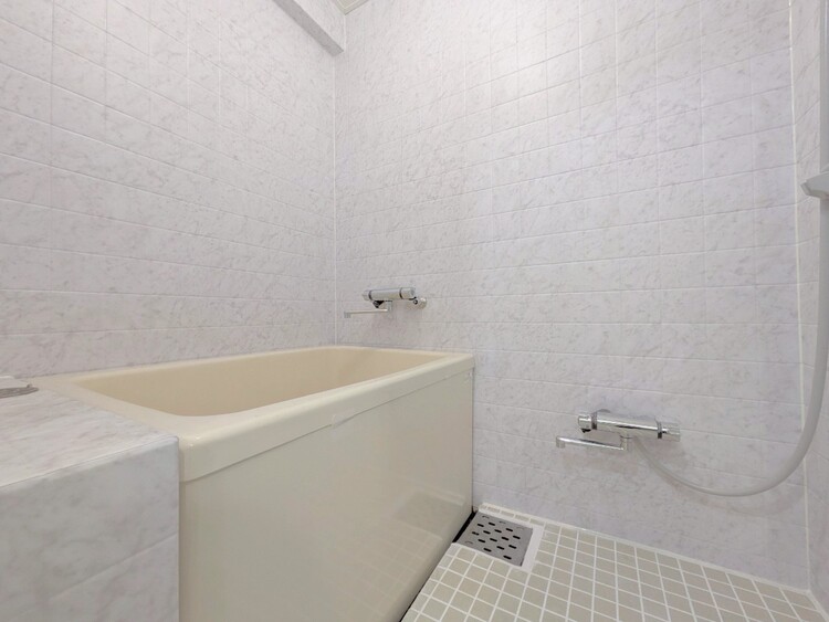 風呂 一日の疲れを癒すバスルームは、心地よいリラックスを叶える清潔感溢れる空間です。