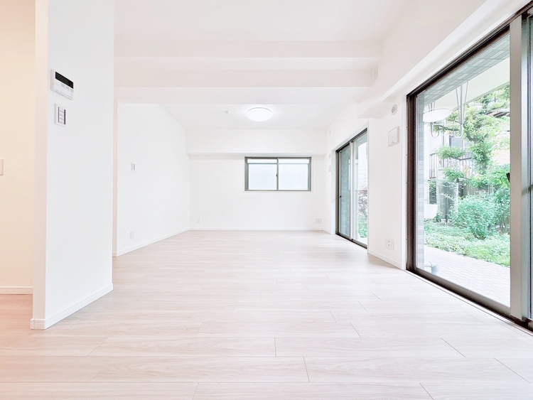 居間 居心地の良い空気感は、暮らしのステージを彩り、心からのやすらぎと満足感を与えてくれます。