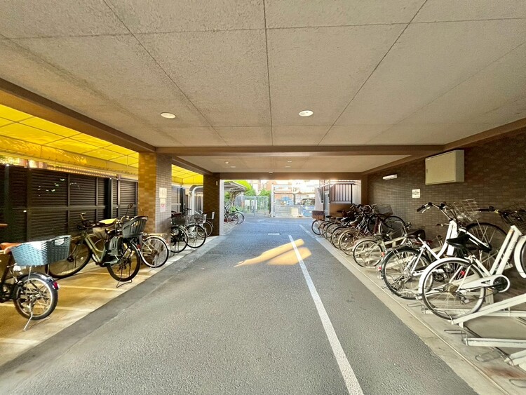 設備 きちんと整備された駐輪場。住む方の心遣いが感じられます。