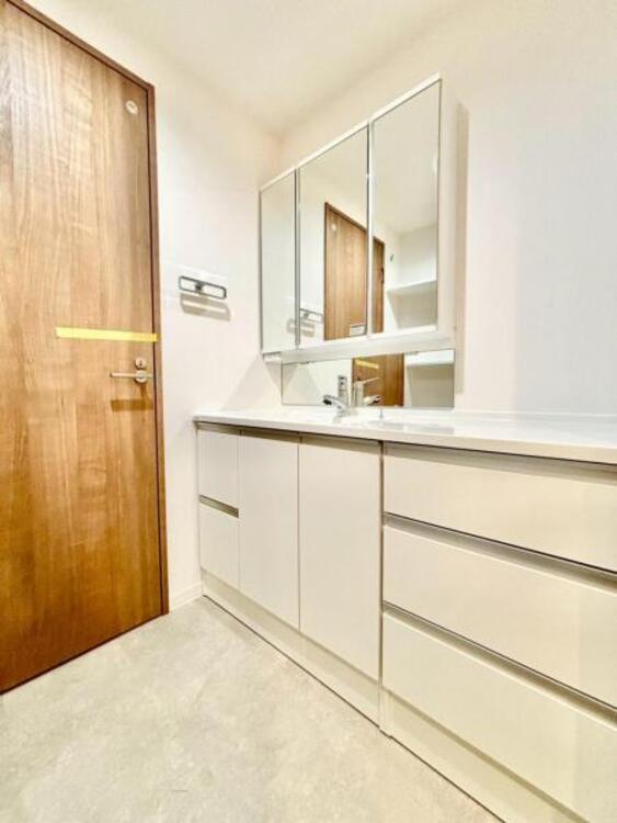 洗面 清潔感のあるワイドな洗面台は収納力もあり、いつでもすっきりとした洗面室に。