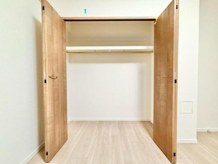 収納 大きなクローゼット。お子様のオモチャはもちろん、パパのスーツやママのバッグまでたっぷり収納できそうですね。
