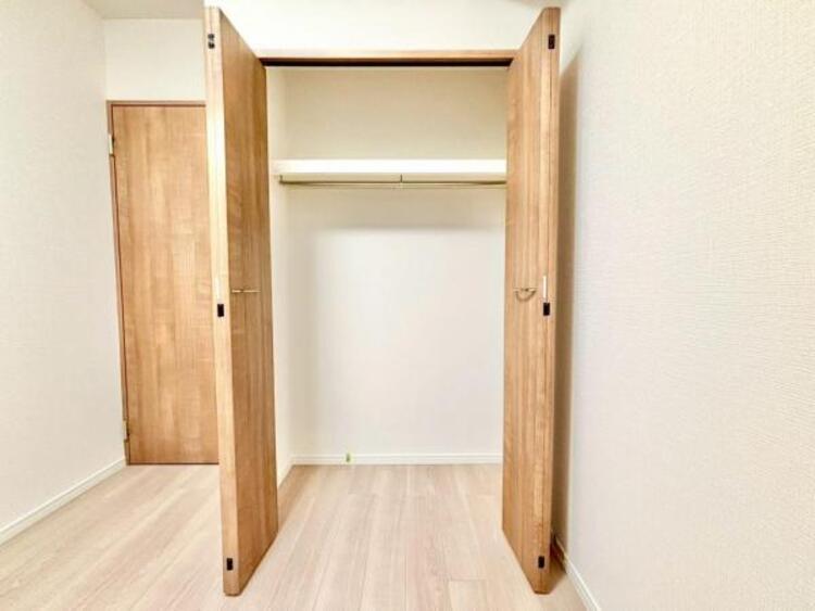 収納 クローゼットには棚やハンガーパイプが付いており、スーツや上着などがスッキリ収納可能です。