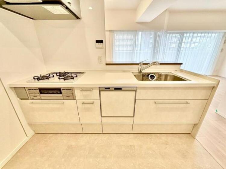 設備 対面式システムキッチン　キッチンはご家族との会話が楽しめる対面式タイプを採用。リビングで遊ぶお子様の様子をうかがいながらお料理もできます。