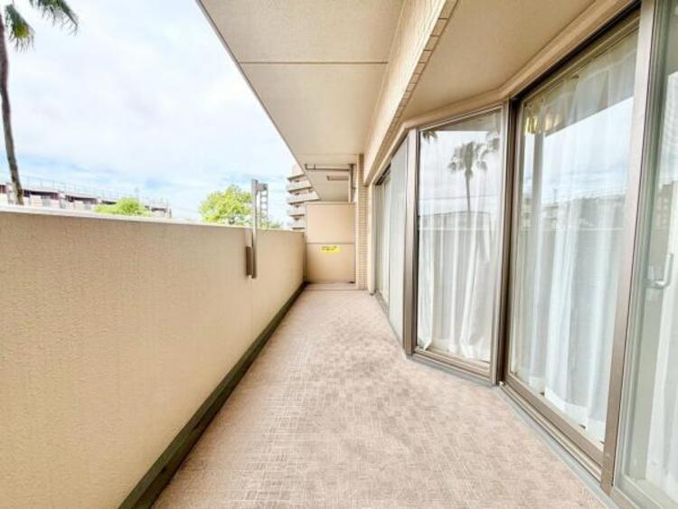 バルコニー 暮らしの中で光と風を演出してくれるバルコニーには陽光が燦々と降り注ぎます。お布団もお洗濯物もたくさん乾きそうです。ぜひ現地で陽当りの良さをご確認ください。