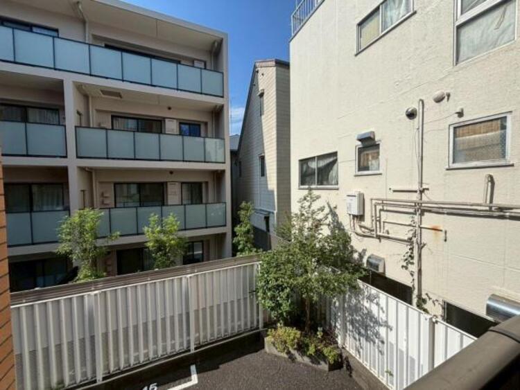 バルコニー 建物の間からは暖かい日光と風がバルコニーに吹き込みます。