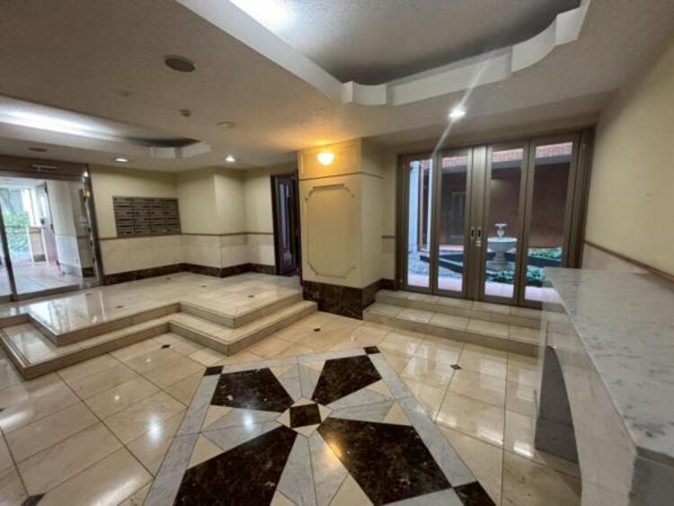 エントランス 重厚感のあるエントランス部分は、訪れる人をもてなす憩いの場となります。