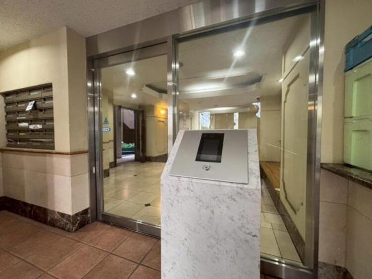 その他 管理が行き届いた清潔感のあるエントランス。オートロックや防犯カメラも完備されておりマンションならではの防犯性の高さも住宅選びの大切な要素ですね。