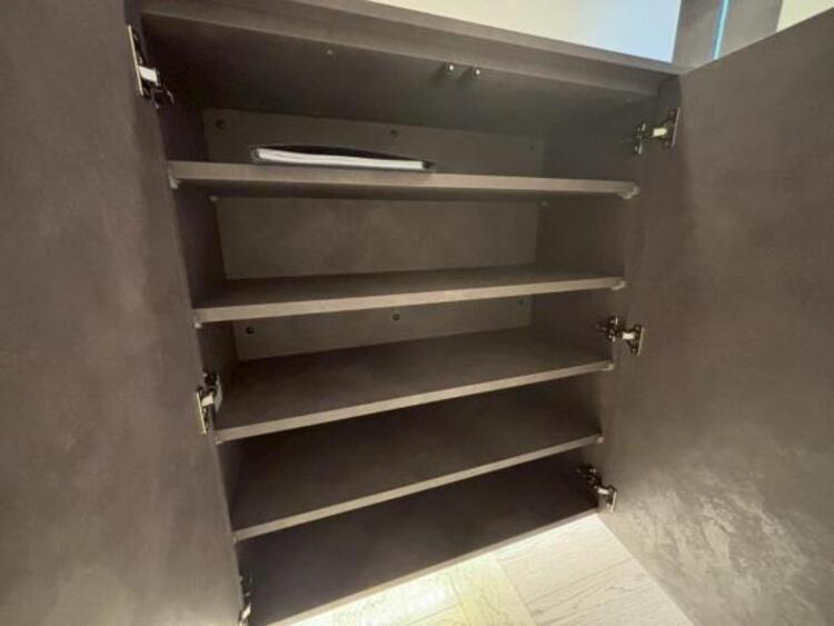 その他 とても容量の多いシューズクローク、５人家族でも十分に収納できます