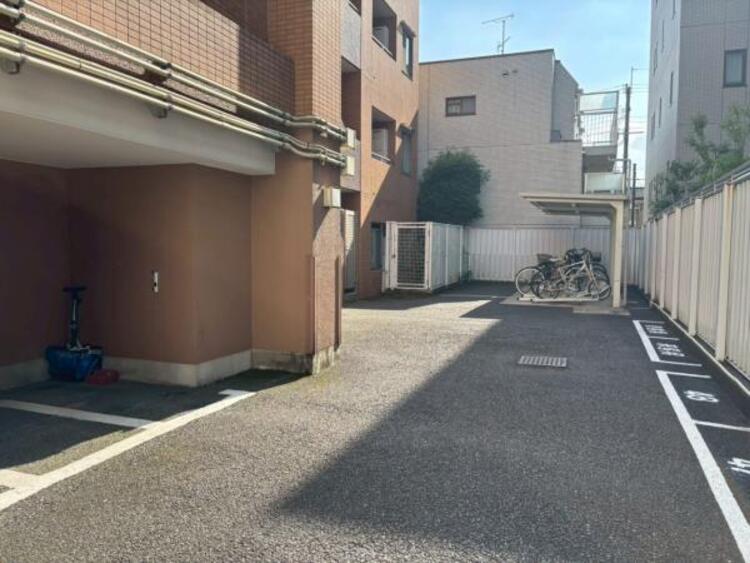 その他 入り口裏手には駐輪場が。来客用スペースもあって安心です。