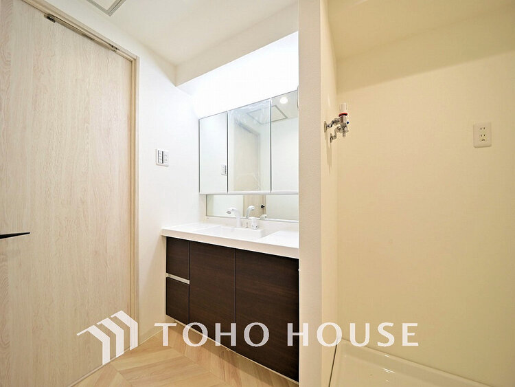 洗面 落ち着いた色合いの洗面台。身だしなみを整えやすく収納量も良好です