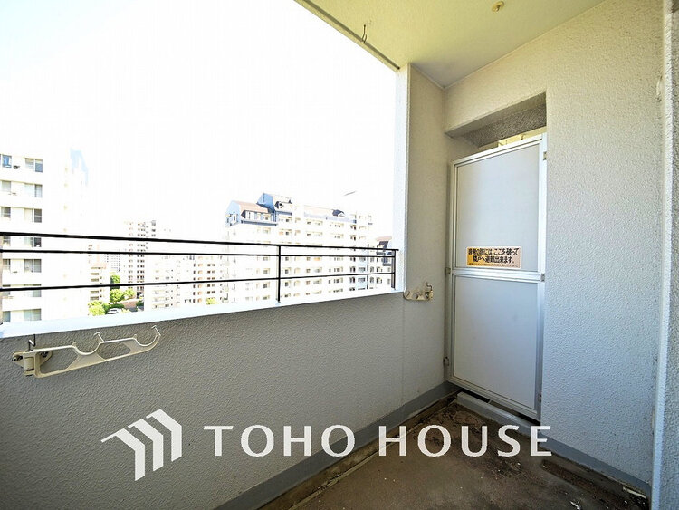 バルコニー 日当たりの良いバルコニーで晴れの日の洗濯物も楽しみになりますね