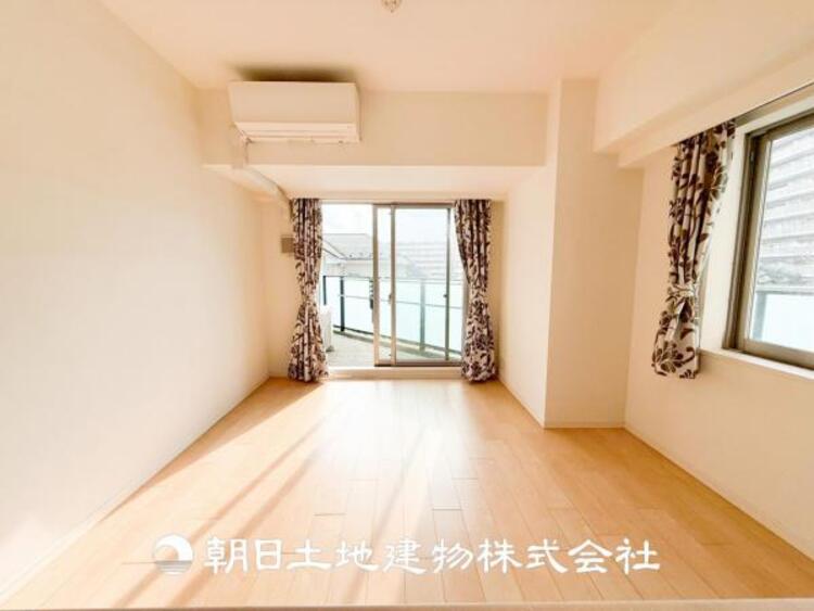 居間 【ダイニング】温かい色合いのフローリングと清々しい爽やかなクロスが明るい空間を創り出しているダイニングキッチン。ゆっくりと過ごす空間に相応しく、ここで楽しむ時間が家族や友人との絆をより深めてくれそうです。