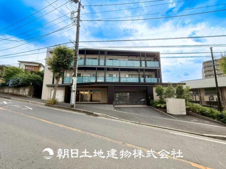 外観 【外観写真】表現された空間はたくさんの光を浴び、風を感じ、暮らしの時間を豊かにしてくれます。デザインされた空間と競い合うかのような充実した建物と共に大切な家族の思い出を刻んでいきます。