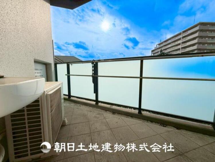 バルコニー 【バルコニー】太陽に愛された家。陽当り・通風に優れた魅力的で快適さを追求した住宅です。ここに住むからこそ意味がある。そんな特別感に浸りながら、毎日をお過ごし下さい。