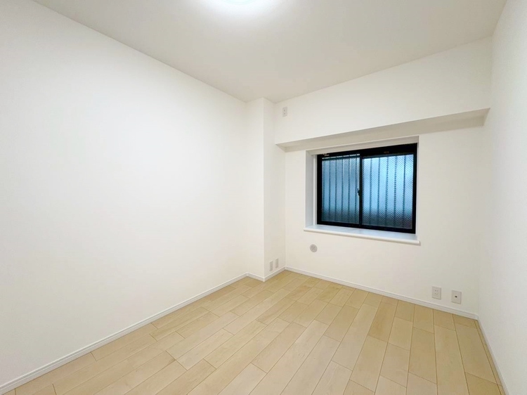 寝室 ベッドも十分に設置するスペースがあります。