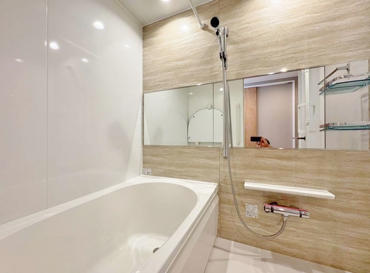 風呂 一日の疲れを癒すバスルームは、心地よいリラックスを叶える清潔感溢れる空間です。