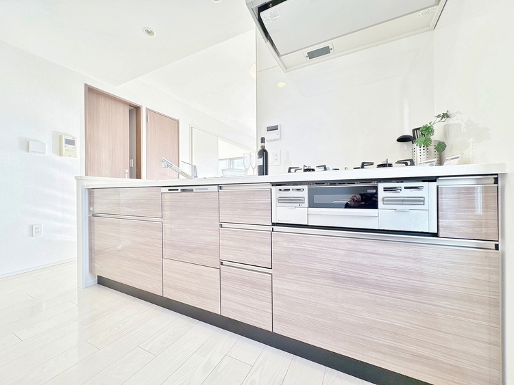 キッチン スマートな意匠と充実の機能を備えたキッチンが、暮らしにおいしい彩りを添えます。