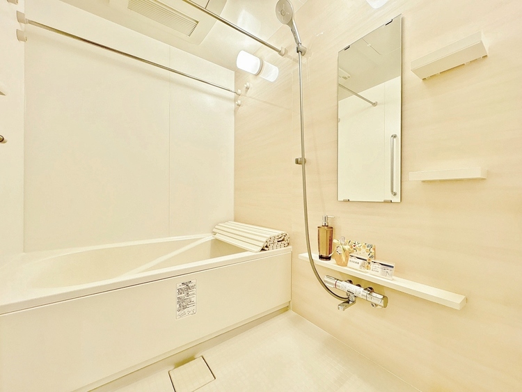 風呂 一日の疲れを癒すバスルームは、心地よいリラックスを叶える清潔感溢れる空間です。
