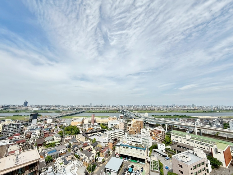バルコニー 窓を開けると広がる青空。心をリフレッシュして日々を過ごしていきましょう。