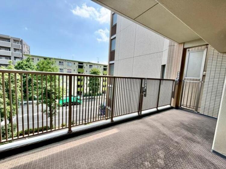 バルコニー 風の通り道。舞い込んでくる風が優しく躍り、室内に爽やかな空気を運んでくる。そこに季節の息吹を感じて、いまがどんな季節なのかを実感する。