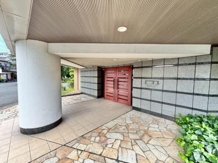 エントランス 外と内をつなぐエントランスは、まさに顔となる場所。シンプルながらも格調高い雰囲気を漂わせて上質な空間を作り出します。満ち足りたプライベートシーンへと誘う気品がありますね。