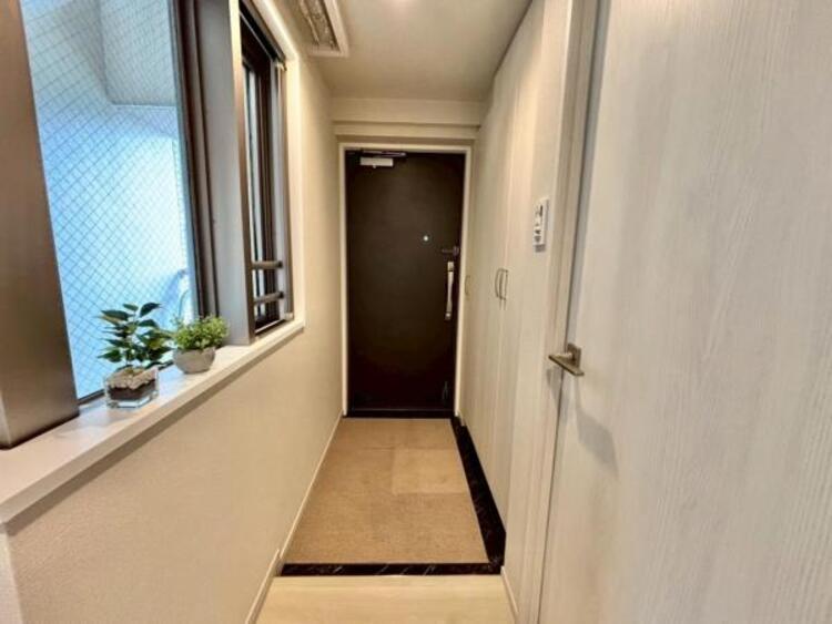 その他 お住まいの顔となる玄関。陽射しを受けて輝く時間、街灯に照らし出される夕暮れ時。様々なシーンで違った表情を見せてくれます。住まう方のプライドを満たすクオリティを備えています。