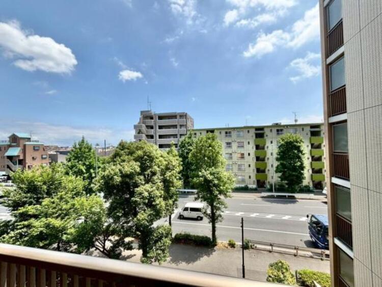 その他 青いキャンパスに描かれた未来。この街に移り住み、この街で過ごす私たちの未来は、きっとこの雲のようにいろいろな形の幸せへと変わり、溢れるほど運んで来てくれることでしょう。