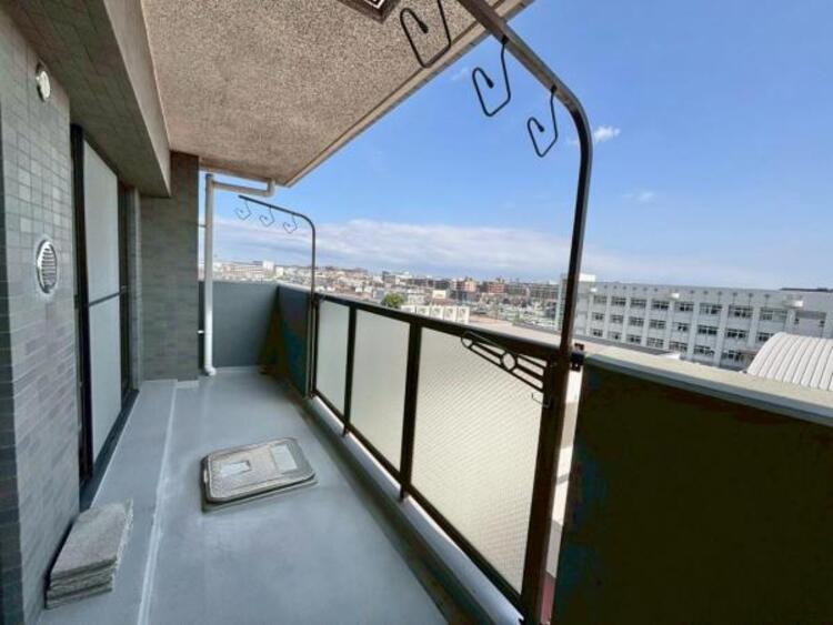 バルコニー 風の通り道。舞い込んでくる風が優しく躍り、室内に爽やかな空気を運んでくる。そこに季節の息吹を感じて、いまがどんな季節なのかを実感する。