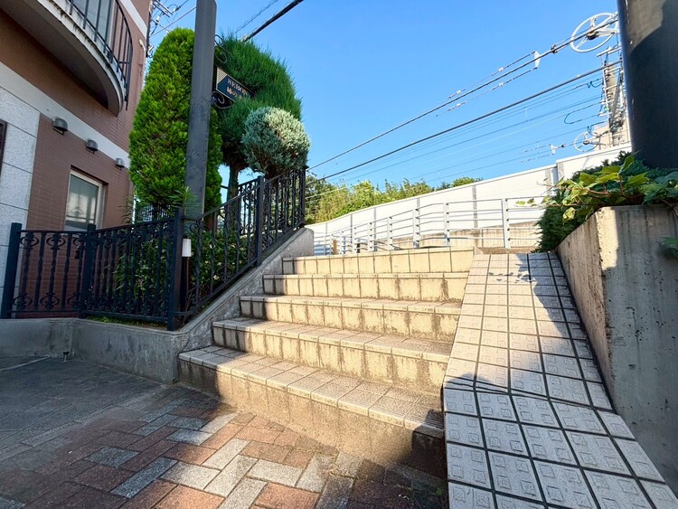 その他 共用部の階段です。明るく清潔に管理されています。