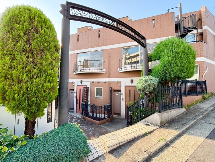 その他 上質感漂う玄関アプローチです。