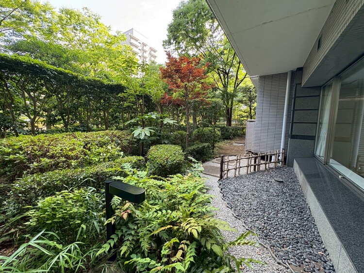 その他 マンションの敷地内には、中庭もございます。