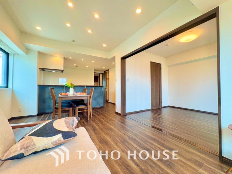 内装 【LIVING】◆扉を◆開くとこの景色。家族の”おかえり”の声が聞こえてきそう。