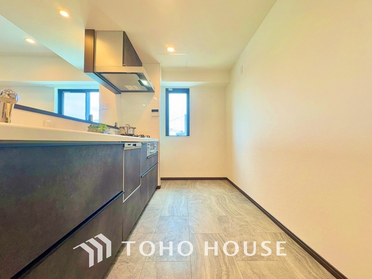 その他 【KITCHEN】◆開放的◆後片付けが楽なシステムキッチン。収納スペースの充実！