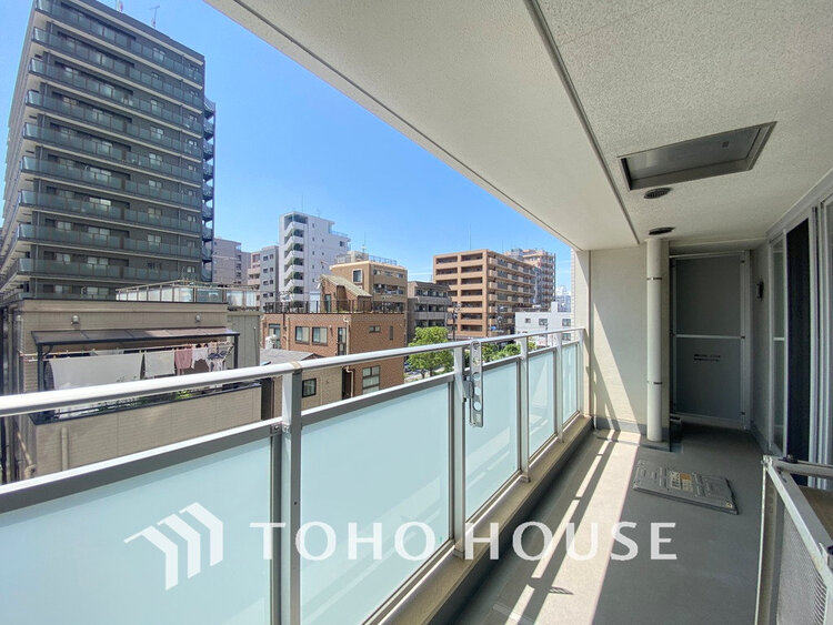 バルコニー 日当たりの良いバルコニーで晴れの日の洗濯物も楽しみになりますね